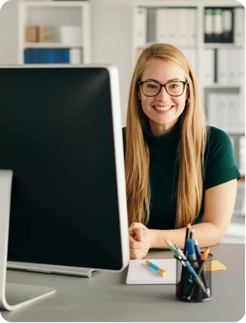 Femme souriante devant son ordinateur
