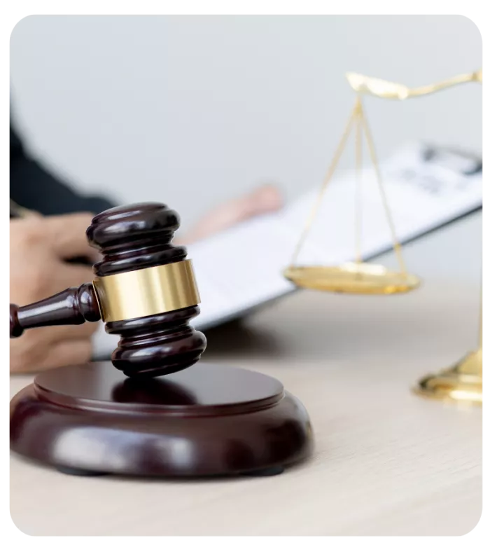 Marteau de juge et balance symbolisant le cadre légal et réglementaire du Compte Financier Unique (CFU)